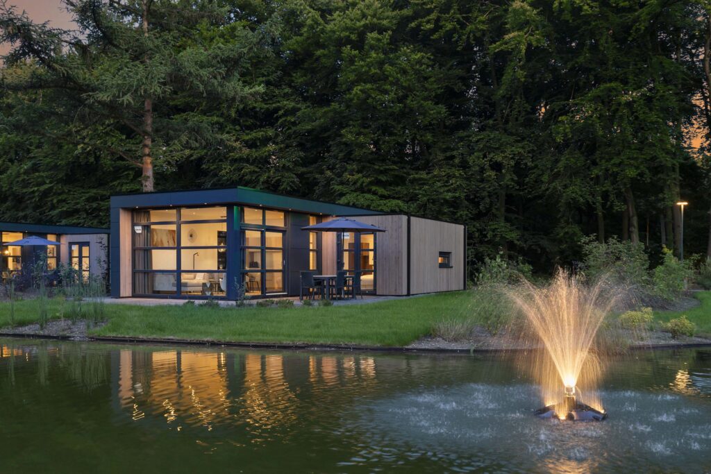Villa met fontein in avondlicht op Residence 't Kleine Loo